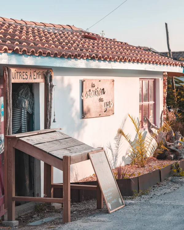 Façade blanche de la cabane 21 au port ostréicole