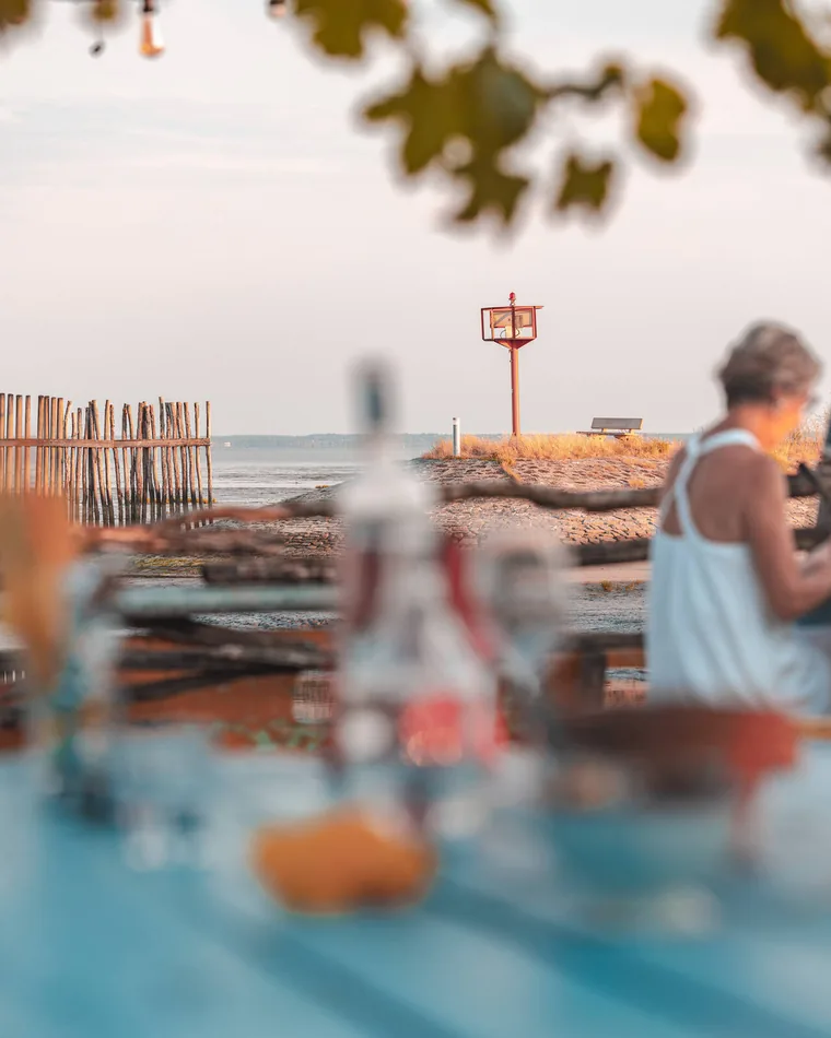 Table dressée face au Bassin sur la terrasse de la cabane